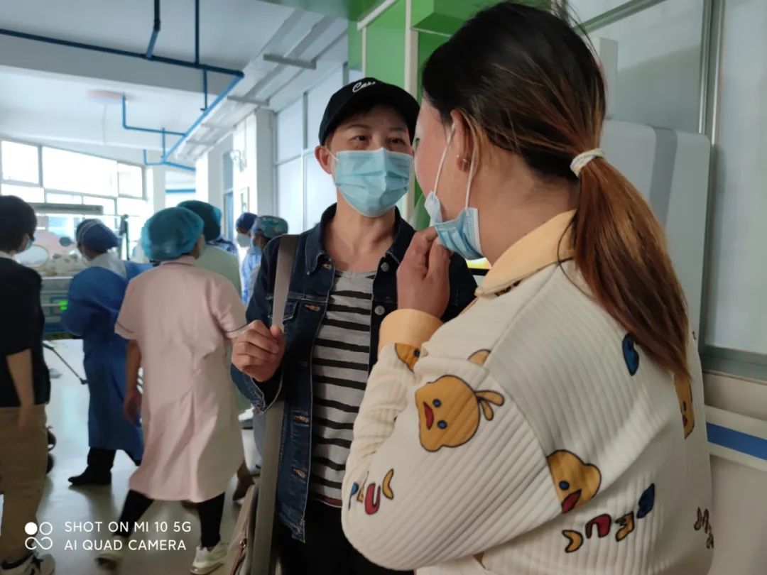 杨菊先主任向家属解释病情