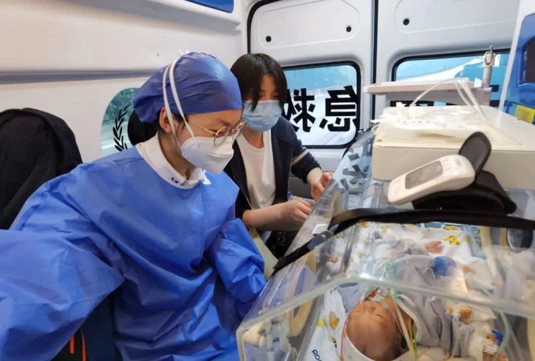 在飞驰的救护车上持续监测和治疗,确保患儿安全